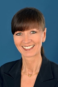 Chefsekretärin    Tina  Schmidt 